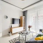 M&r Airport&business Deluxe Cybernetyki 17 - Underground Garage - Free Wifi - Netflix - Air Conditioning - Self Check-in, Close By Chopin Airport アパート