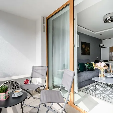 M&r Airport&business Deluxe Cybernetyki 17 - Underground Garage - Free Wifi - Netflix - Air Conditioning - Self Check-in, Close By Chopin Airport アパート