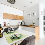 M&r Airport&business Deluxe Cybernetyki 17 - Underground Garage - Free Wifi - Netflix - Air Conditioning - Self Check-in, Close By Chopin Airport * وارسو