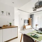 M&r Airport&business Deluxe Cybernetyki 17 - Underground Garage - Free Wifi - Netflix - Air Conditioning - Self Check-in, Close By Chopin Airport شقة