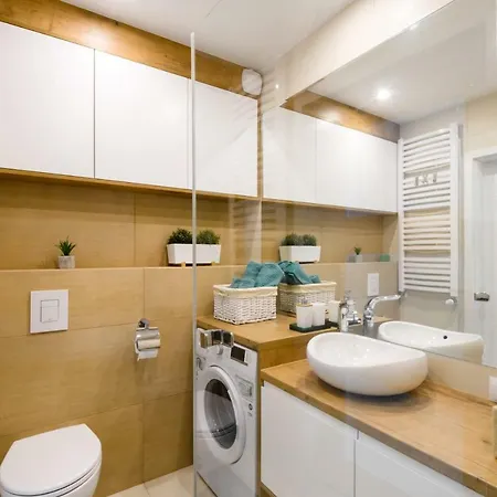 Daire M&r Airport&business Deluxe Cybernetyki 17 - Underground Garage - Free Wifi - Netflix - Air Conditioning - Self Check-in, Close By Chopin Airport Varşova