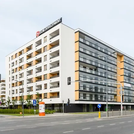 Daire M&r Airport&business Deluxe Cybernetyki 17 - Underground Garage - Free Wifi - Netflix - Air Conditioning - Self Check-in, Close By Chopin Airport Varşova