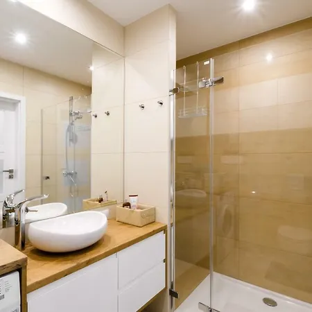 M&r Airport&business Deluxe Cybernetyki 17 - Underground Garage - Free Wifi - Netflix - Air Conditioning - Self Check-in, Close By Chopin Airport Varşova