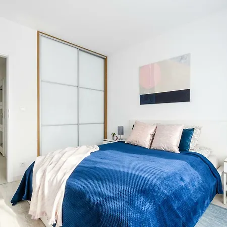 M&r Airport&business Deluxe Cybernetyki 17 - Underground Garage - Free Wifi - Netflix - Air Conditioning - Self Check-in, Close By Chopin Airport *