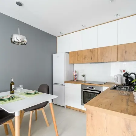 M&r Airport&business Deluxe Cybernetyki 17 - Underground Garage - Free Wifi - Netflix - Air Conditioning - Self Check-in, Close By Chopin Airport Daire *