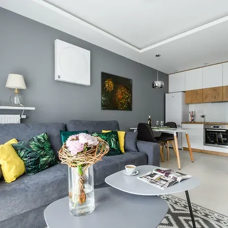 M&r Airport&business Deluxe Cybernetyki 17 - Underground Garage - Free Wifi - Netflix - Air Conditioning - Self Check-in, Close By Chopin Airport * Varşova