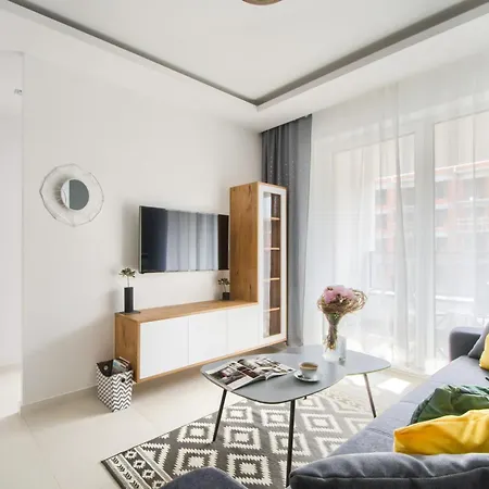 M&r Airport&business Deluxe Cybernetyki 17 - Underground Garage - Free Wifi - Netflix - Air Conditioning - Self Check-in, Close By Chopin Airport Daire