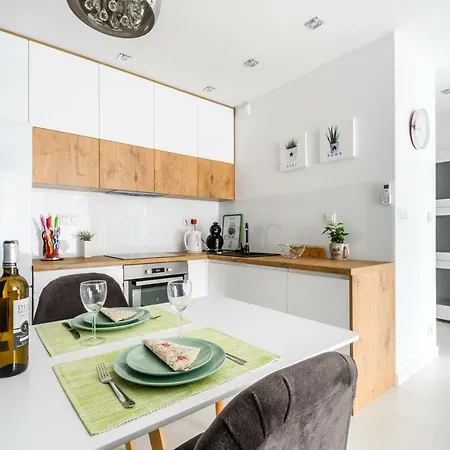 M&r Airport&business Deluxe Cybernetyki 17 - Underground Garage - Free Wifi - Netflix - Air Conditioning - Self Check-in, Close By Chopin Airport * Varşova