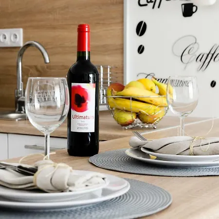 Daire M&r Airport&business Deluxe Cybernetyki 17 - Underground Garage - Free Wifi - Netflix - Air Conditioning - Self Check-in, Close By Chopin Airport *