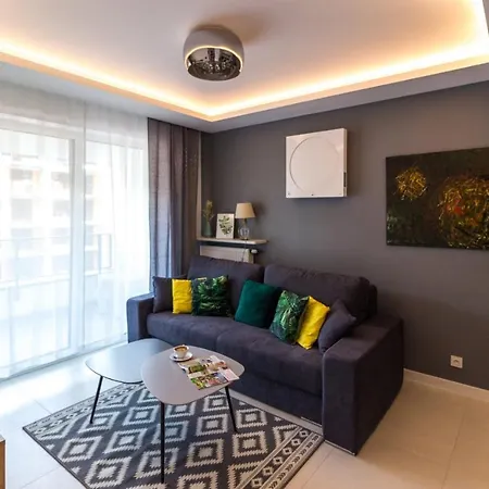 Lejlighed M&r Airport&business Deluxe Cybernetyki 17 - Underground Garage - Free Wifi - Netflix - Air Conditioning - Self Check-in, Close By Chopin Airport Warszawa