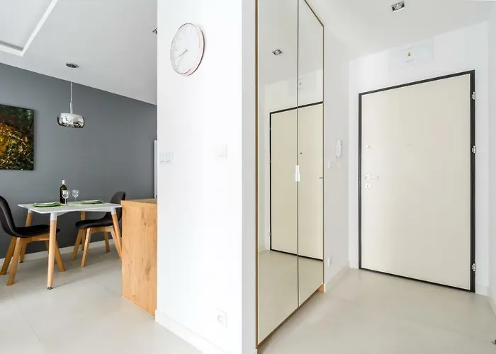 アパート M&r Airport&business Deluxe Cybernetyki 17 - Underground Garage - Free Wifi - Netflix - Air Conditioning - Self Check-in, Close By Chopin Airport