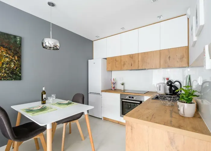 M&r Airport&business Deluxe Cybernetyki 17 - Underground Garage - Free Wifi - Netflix - Air Conditioning - Self Check-in, Close By Chopin Airport アパート *