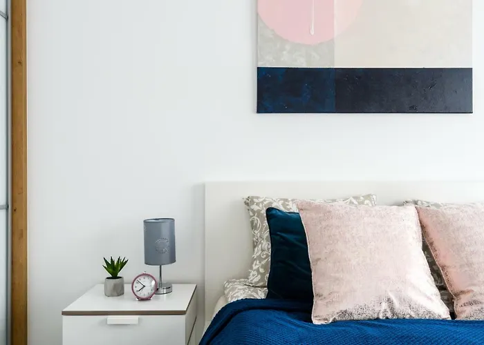 M&r Airport&business Deluxe Cybernetyki 17 - Underground Garage - Free Wifi - Netflix - Air Conditioning - Self Check-in, Close By Chopin Airport アパート *