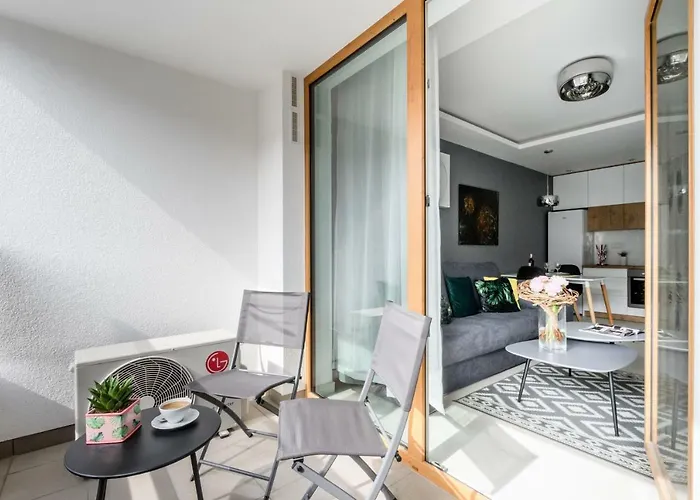 M&r Airport&business Deluxe Cybernetyki 17 - Underground Garage - Free Wifi - Netflix - Air Conditioning - Self Check-in, Close By Chopin Airport Apartamento