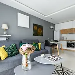 M&r Airport&business Deluxe Cybernetyki 17 - Underground Garage - Free Wifi - Netflix - Air Conditioning - Self Check-in, Close By Chopin Airport * Varsavia