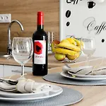Appartamento M&r Airport&business Deluxe Cybernetyki 17 - Underground Garage - Free Wifi - Netflix - Air Conditioning - Self Check-in, Close By Chopin Airport *