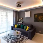 Appartamento M&r Airport&business Deluxe Cybernetyki 17 - Underground Garage - Free Wifi - Netflix - Air Conditioning - Self Check-in, Close By Chopin Airport Varsavia