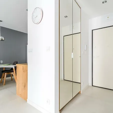 公寓 M&r Airport&business Deluxe Cybernetyki 17 - Underground Garage - Free Wifi - Netflix - Air Conditioning - Self Check-in, Close By Chopin Airport