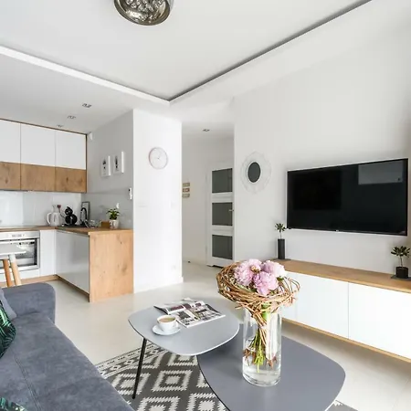 M&r Airport&business Deluxe Cybernetyki 17 - Underground Garage - Free Wifi - Netflix - Air Conditioning - Self Check-in, Close By Chopin Airport *