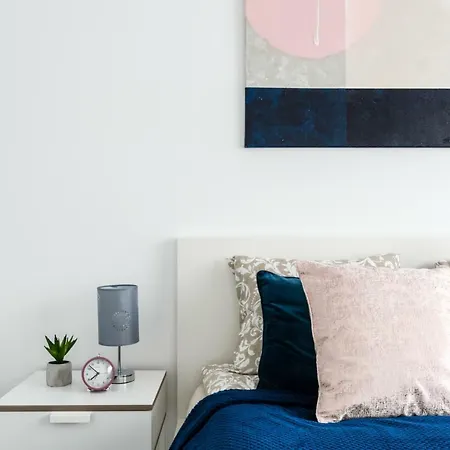 M&r Airport&business Deluxe Cybernetyki 17 - Underground Garage - Free Wifi - Netflix - Air Conditioning - Self Check-in, Close By Chopin Airport 公寓 *