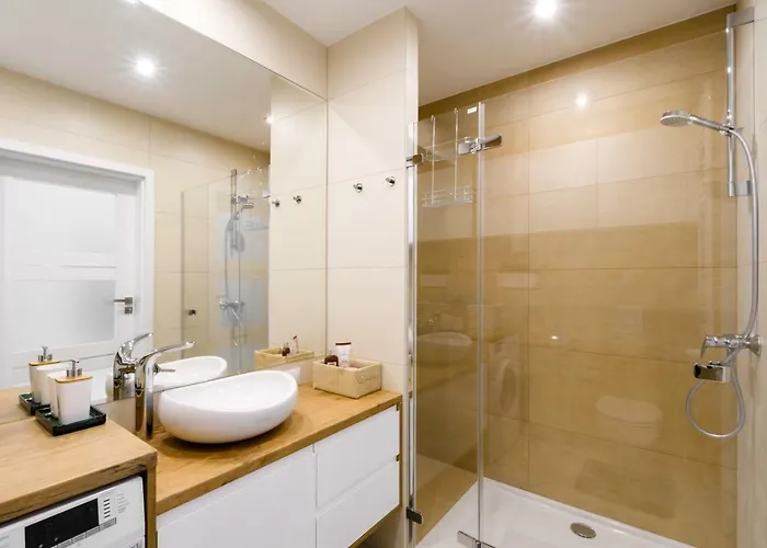 M&r Airport&business Deluxe Cybernetyki 17 - Underground Garage - Free Wifi - Netflix - Air Conditioning - Self Check-in, Close By Chopin Airport 华沙