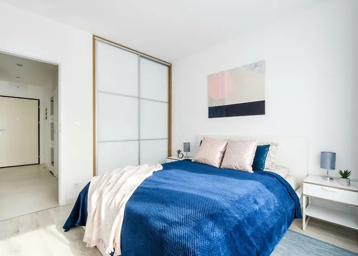 M&r Airport&business Deluxe Cybernetyki 17 - Underground Garage - Free Wifi - Netflix - Air Conditioning - Self Check-in, Close By Chopin Airport *