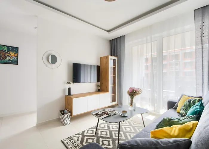 M&r Airport&business Deluxe Cybernetyki 17 - Underground Garage - Free Wifi - Netflix - Air Conditioning - Self Check-in, Close By Chopin Airport 公寓